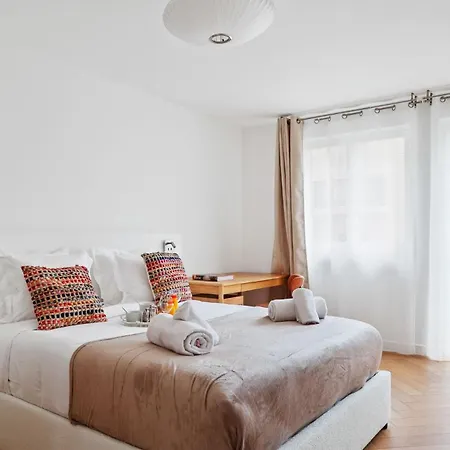 604 Francois Chic With Balcony Apartment